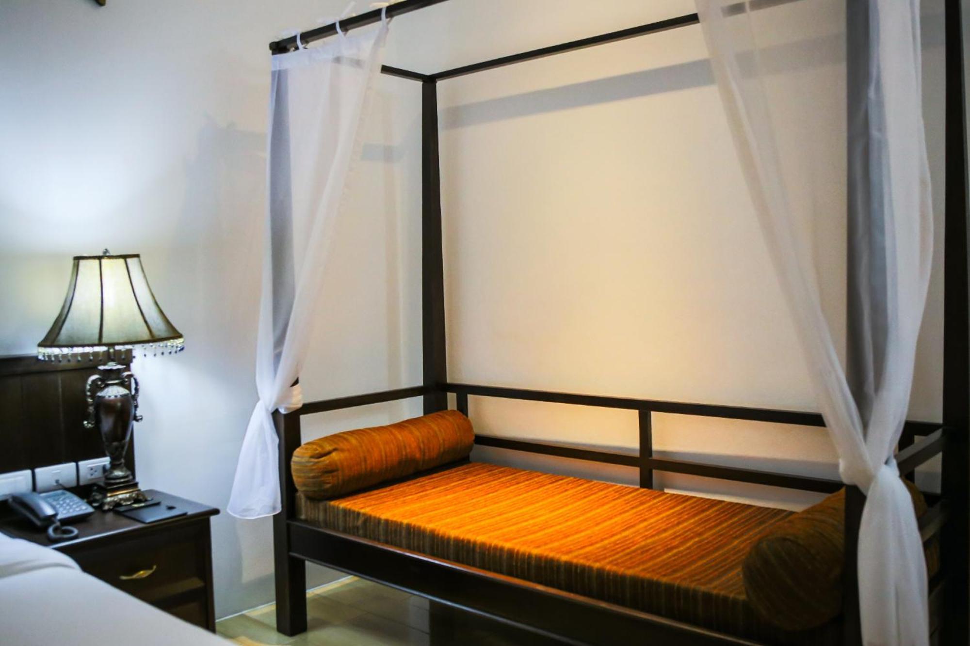 Blue Bay Resort - Access To Pool And Beach-Phuket & Krabi Ko Yao المظهر الخارجي الصورة A daybed with mosquito netting