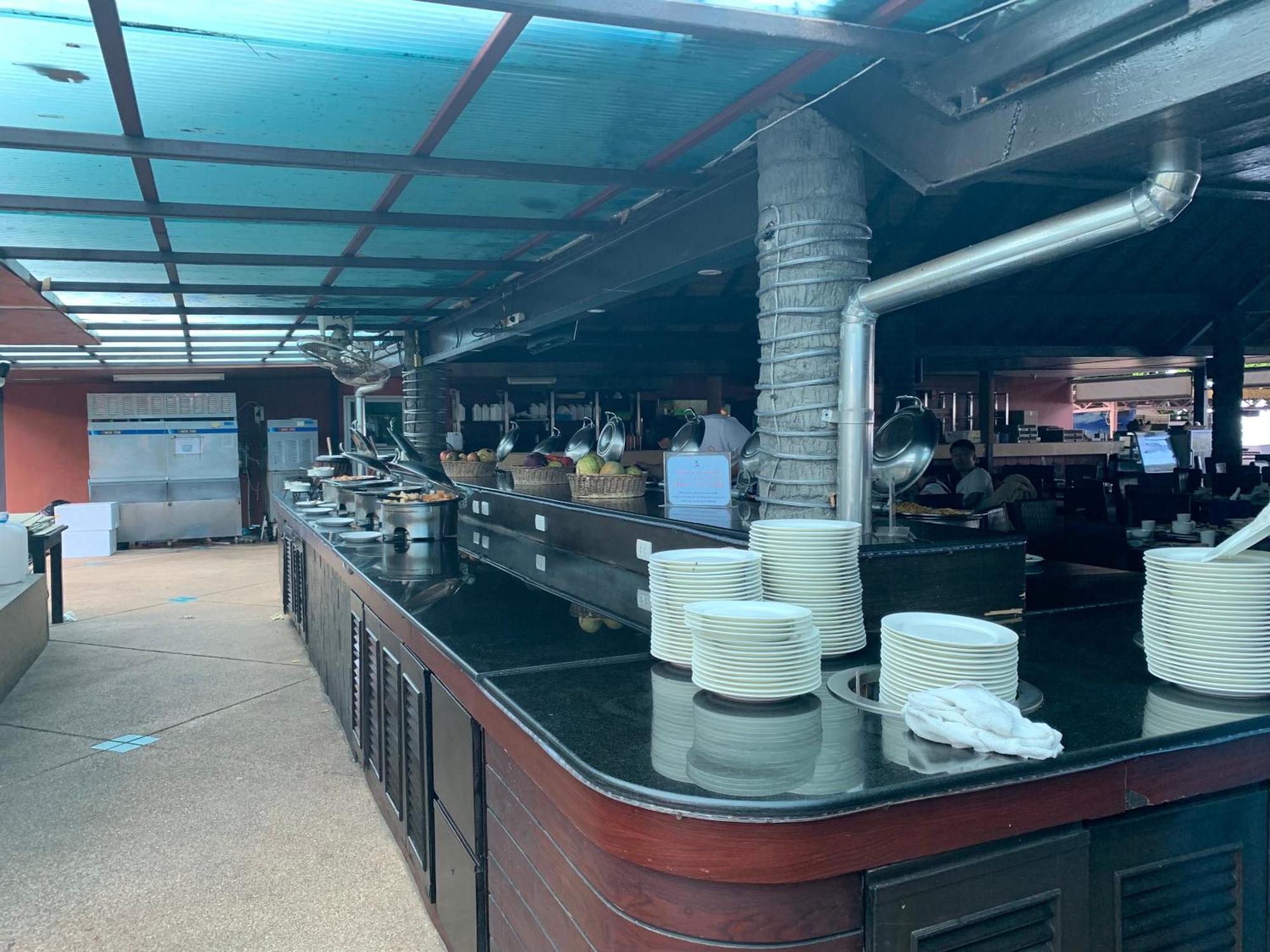 Blue Bay Resort - Access To Pool And Beach-Phuket & Krabi Ko Yao المظهر الخارجي الصورة The buffet at the restaurant