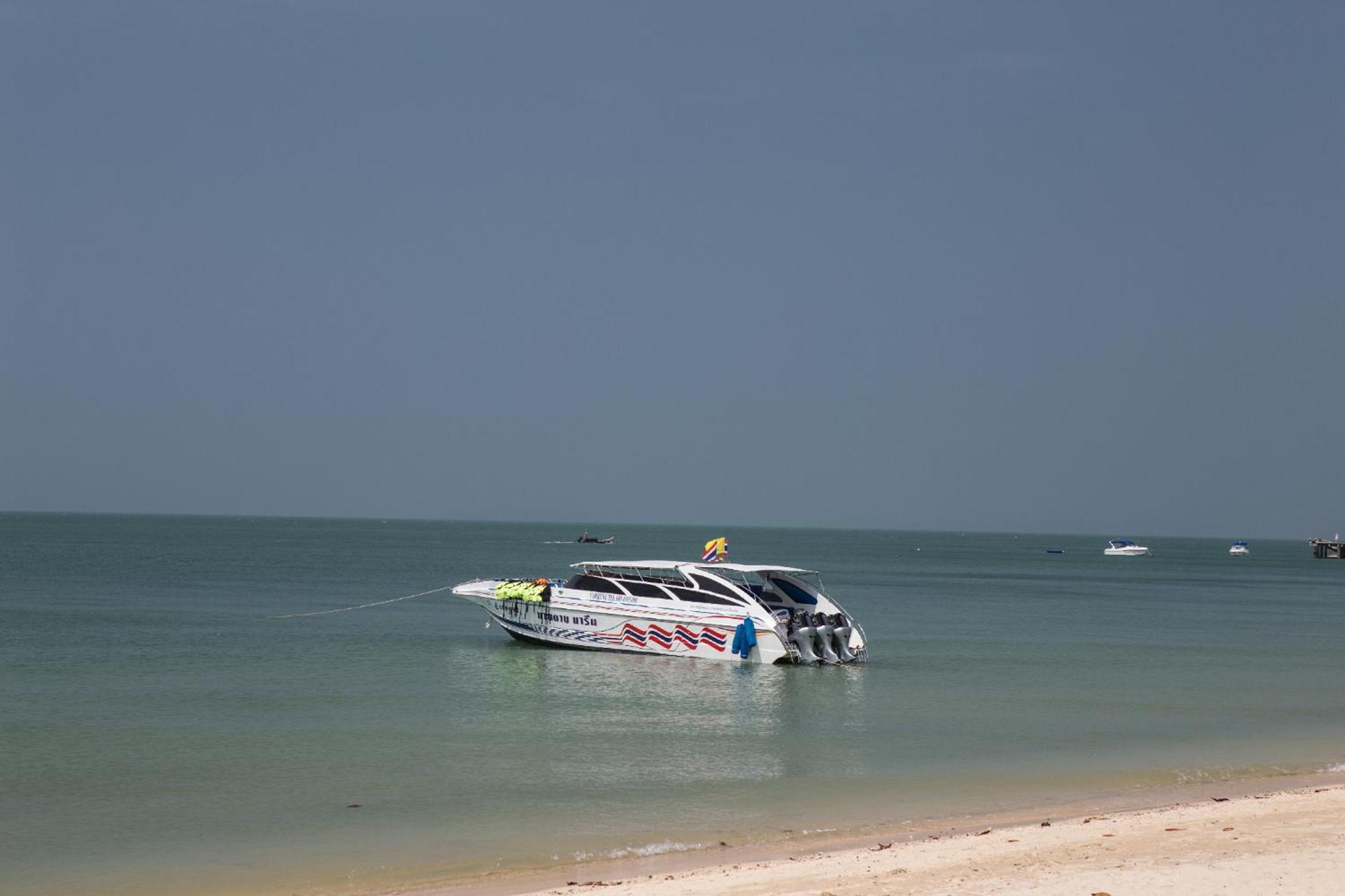 Blue Bay Resort - Access To Pool And Beach-Phuket & Krabi Ko Yao المظهر الخارجي الصورة A boat on the beach