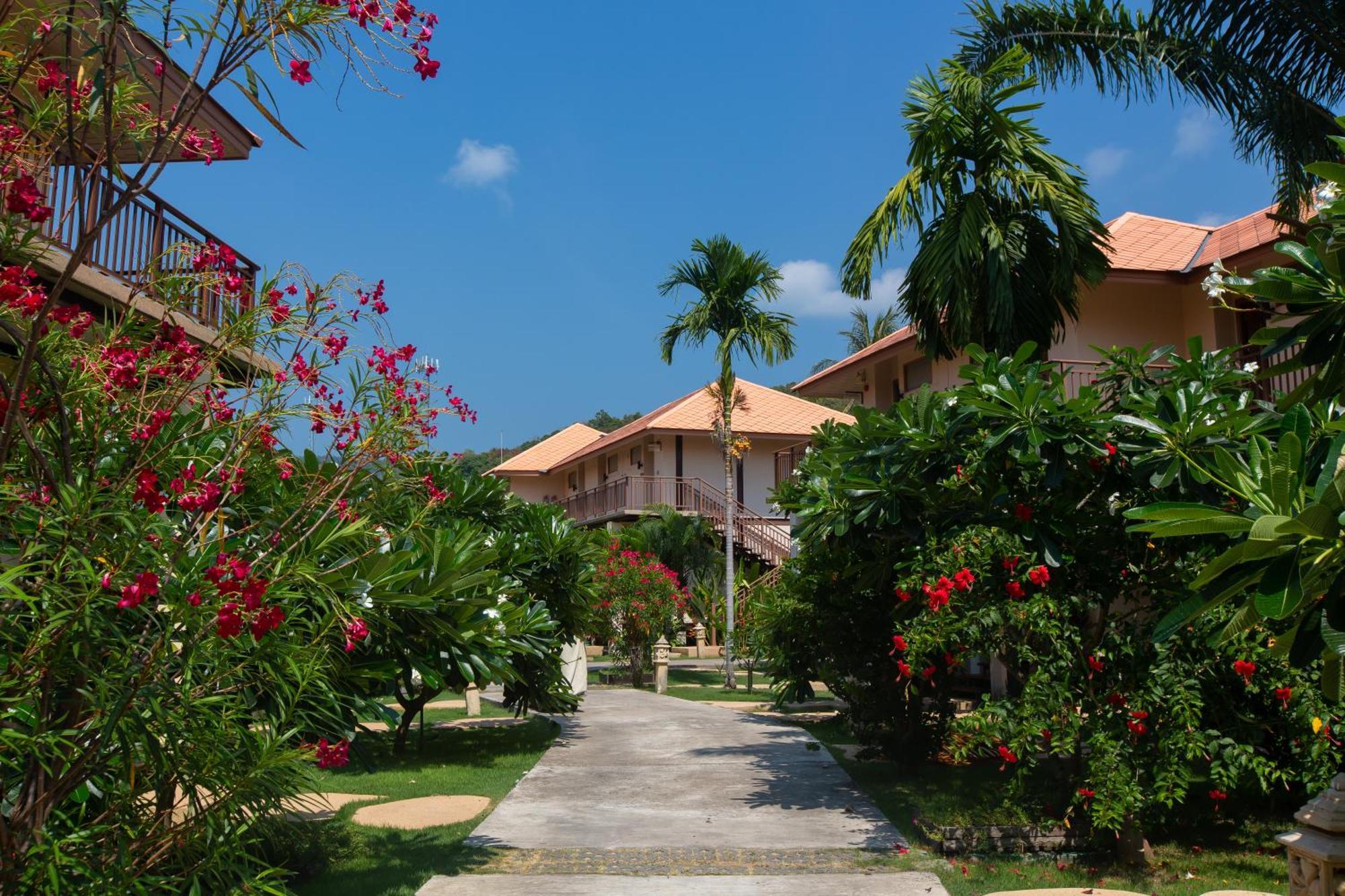Blue Bay Resort - Access To Pool And Beach-Phuket & Krabi Ko Yao المظهر الخارجي الصورة The resort's main walkway