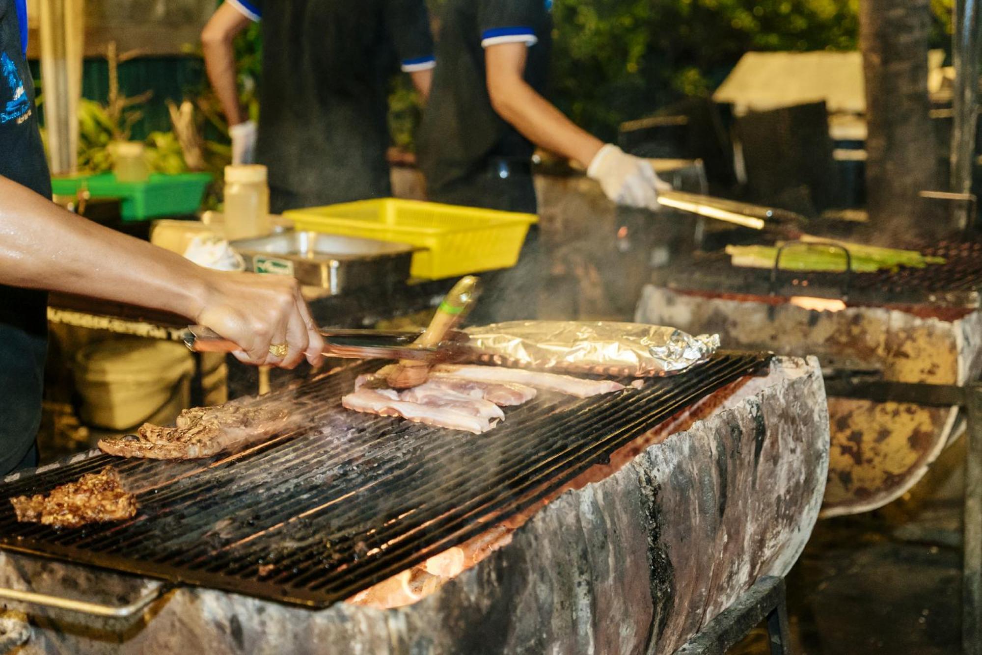 Blue Bay Resort - Access To Pool And Beach-Phuket & Krabi Ko Yao المظهر الخارجي الصورة Cooking with a flattop grill