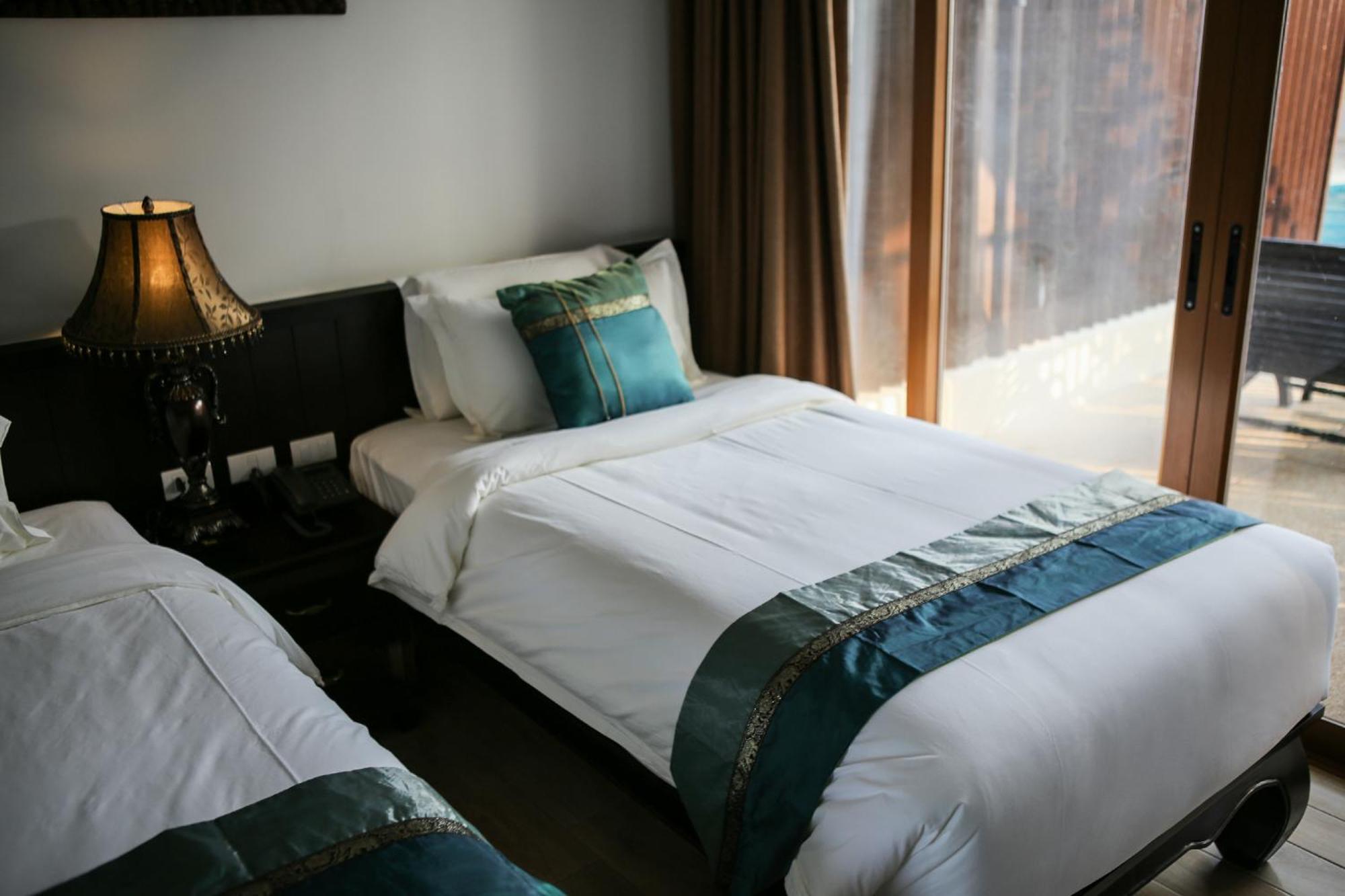 Blue Bay Resort - Access To Pool And Beach-Phuket & Krabi Ko Yao المظهر الخارجي الصورة A bed runner