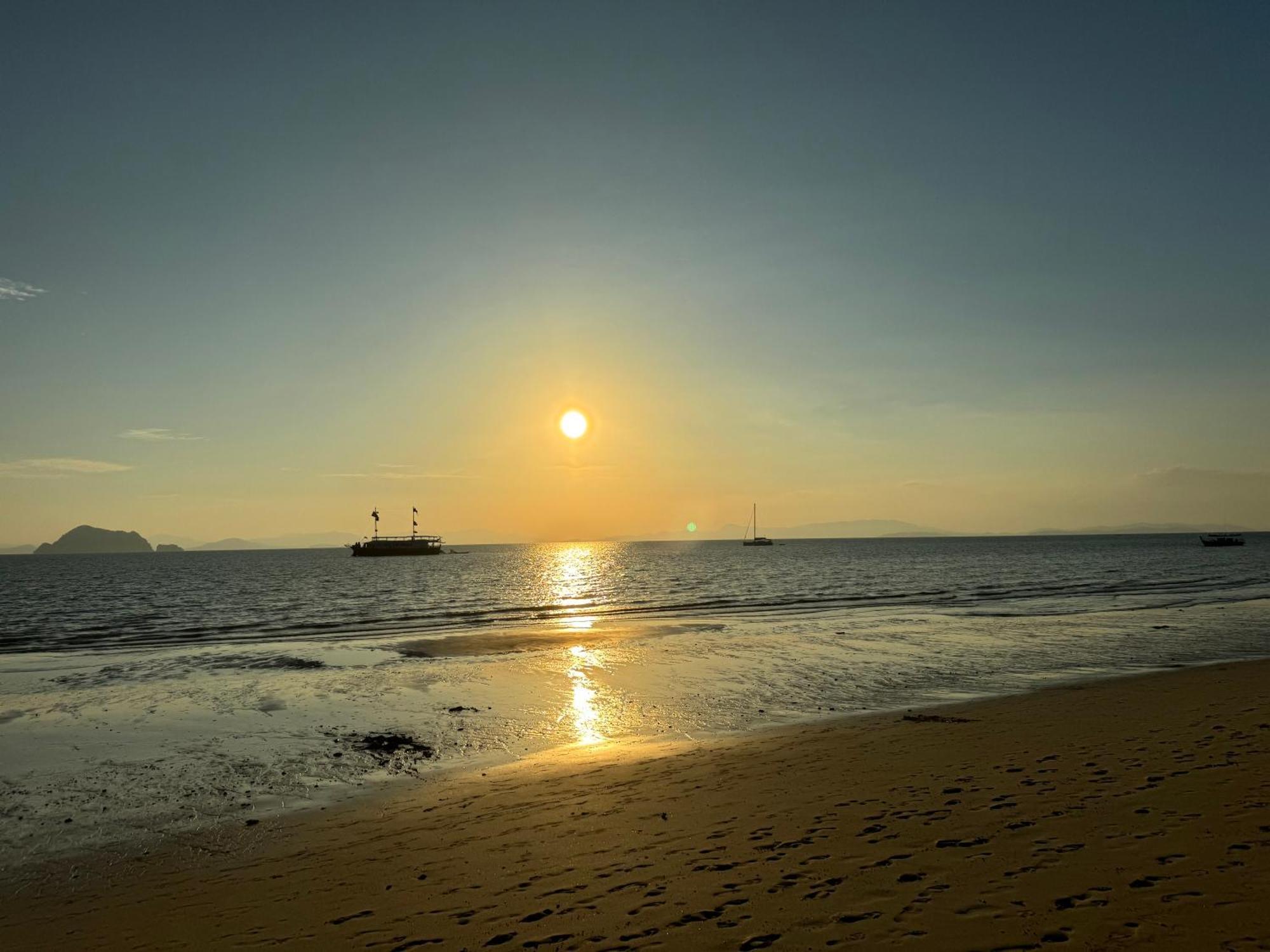 Blue Bay Resort - Access To Pool And Beach-Phuket & Krabi Ko Yao المظهر الخارجي الصورة Sunset at Tanjung Piai
